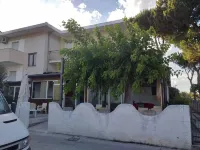 Spacious Triple Room a Stone's Throw from the Sea Hôtels à : 