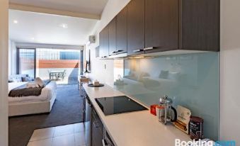 Studio Apartment - 5 Minutes to Hobart CBD - Free Parking - Free Wifi