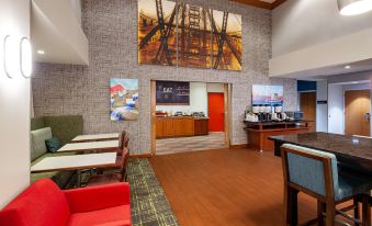 Hampton Inn & Suites St. Louis at Forest Park