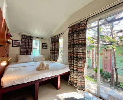 กระท่อมสาธุ Garden Cottage ที่พักใจกลางย่านเก่าโพธาราม (ย่านถนนน่าเดิน)