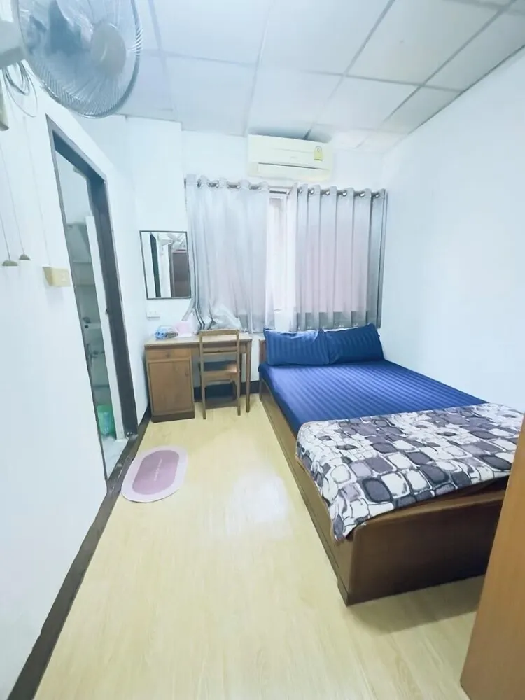 ห้องเตียงใหญ่พร้อมเครื่องปรับอากาศ
