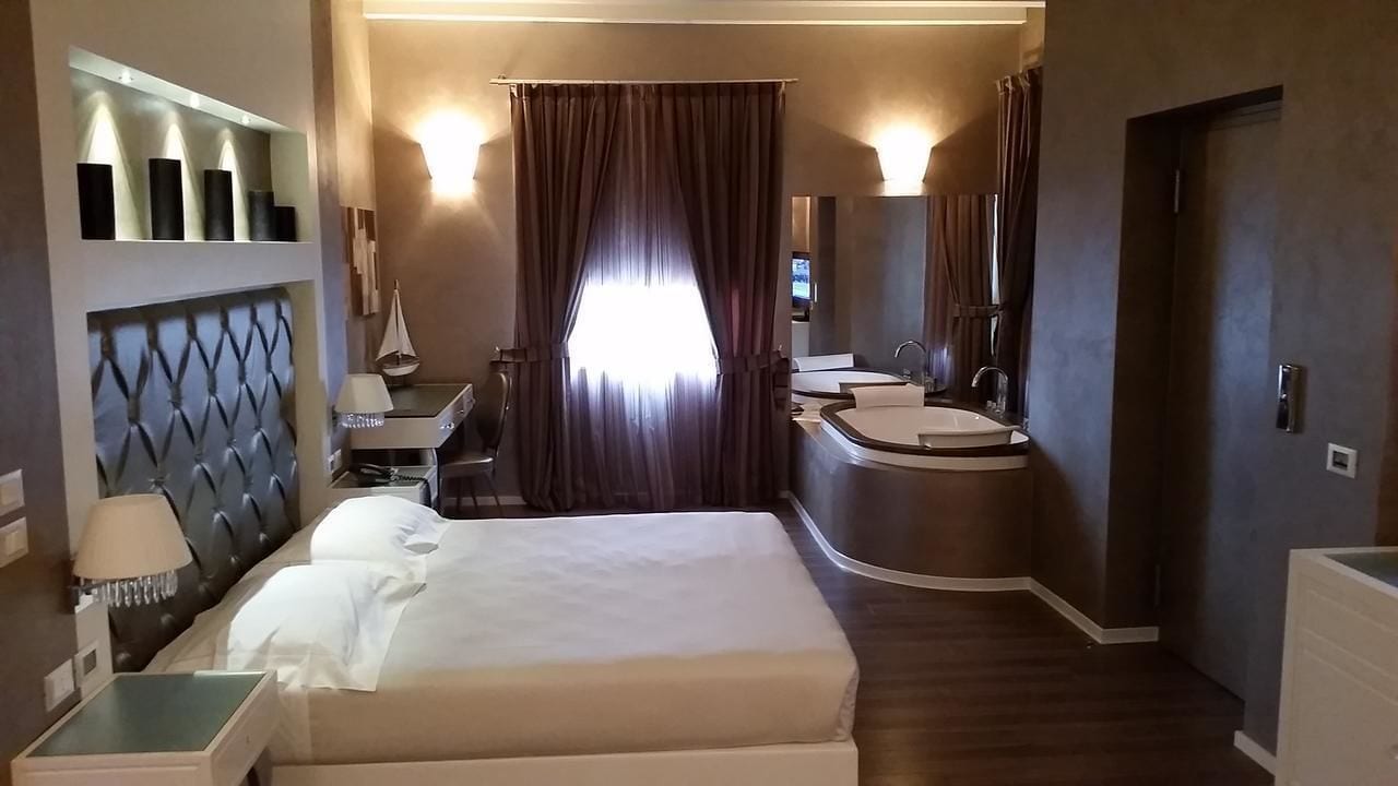 小型套房 - 带喷水浴缸