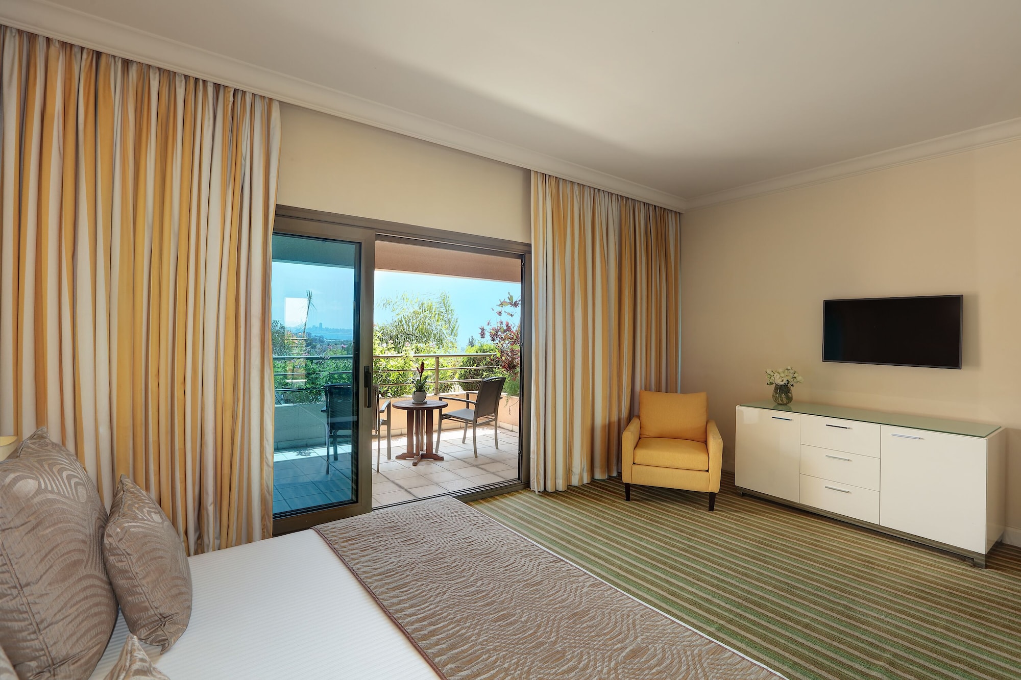 家庭套房， 多张床