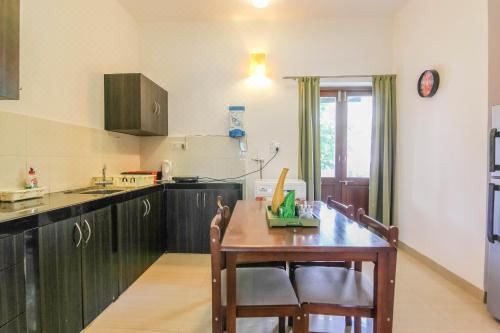 Rainforest - Casa Azure 5 Min Walk to the Beach Three-Bedroom House