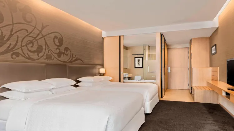 ห้องพรีเมี่ยมที่มีเตียงควีนไซส์สองเตียงปลอดบุหรี่