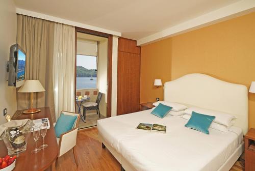 带湖景的双人间