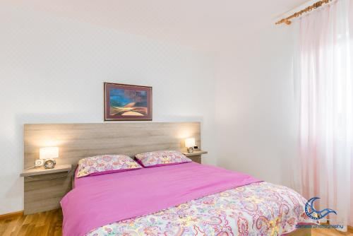 带阳台和海景的两卧室公寓