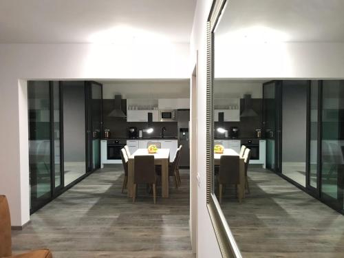 豪华两卧室海景公寓 - 带阳台