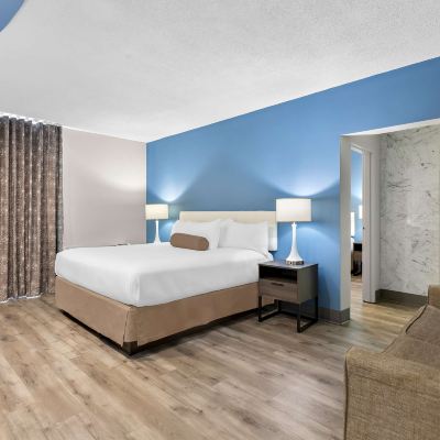 套房−2張特大床， 禁煙， 兩房， 帶沙發的， 帶微波爐和冰箱， 無線網絡 温莎豪生國際酒店優惠