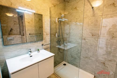 带阳台和共用泳池的两卧室公寓