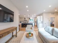 Stunning Penthouse 3Bed-3Bath Private Elevator, Just Steps to PA, Dining & Shops Hotel di Andover