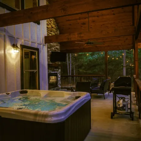 Romantic Couples Cabin minutes from Casino Excitement & Lakeside Serenity Отели в г. Брокен Боу