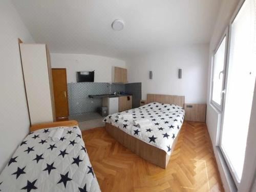 标准三人一室公寓