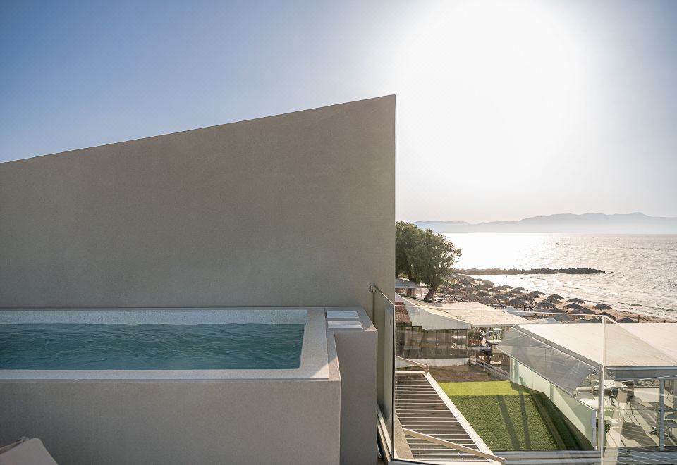 设计复式房， 私人游泳池， 海滩景观