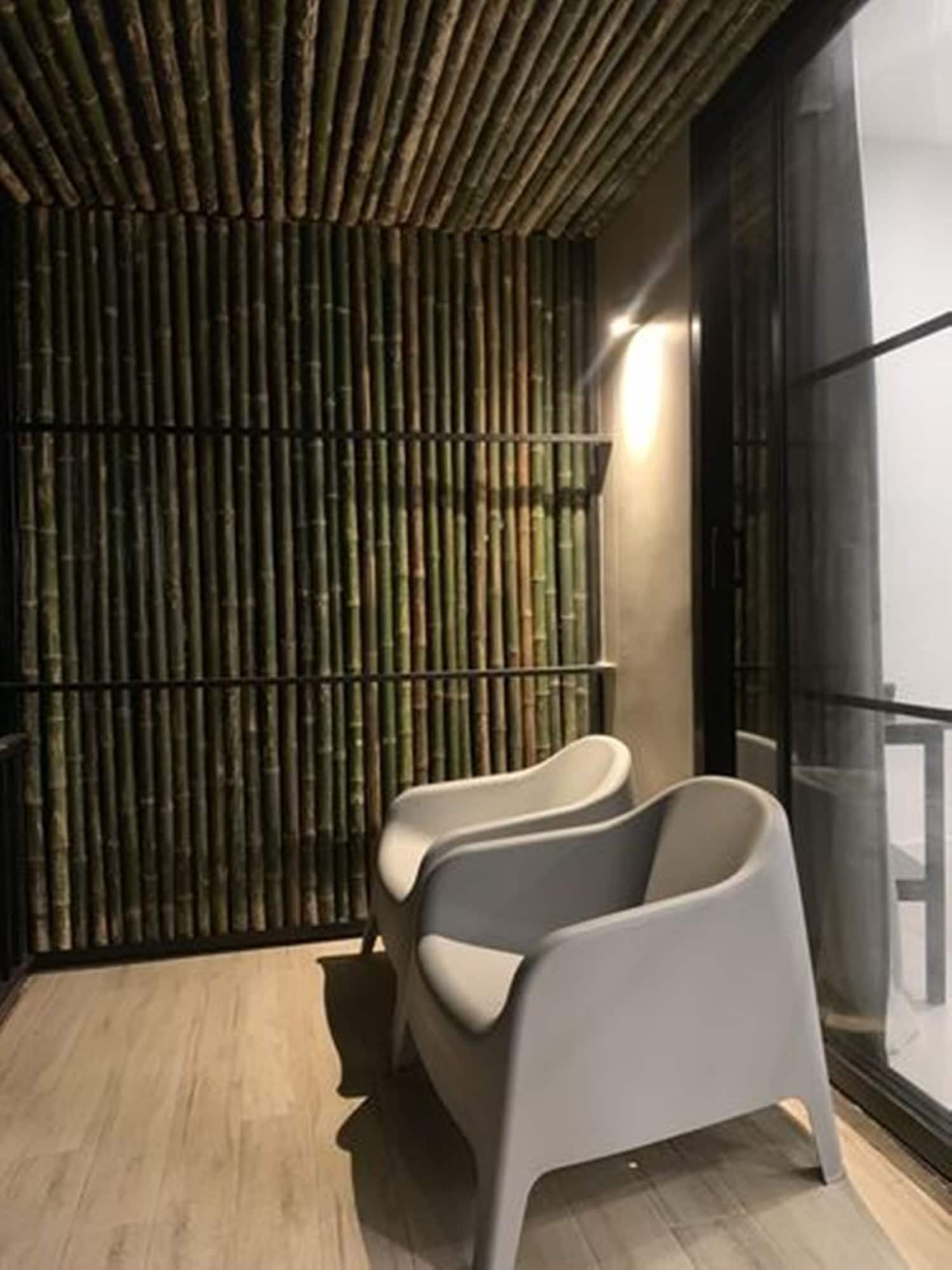 带阳台和海景的豪华双人房