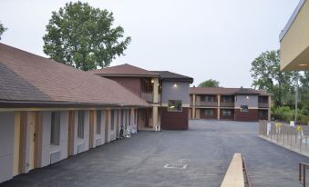 Aarya Hotel by Niagara Fashion Outlets - Housity