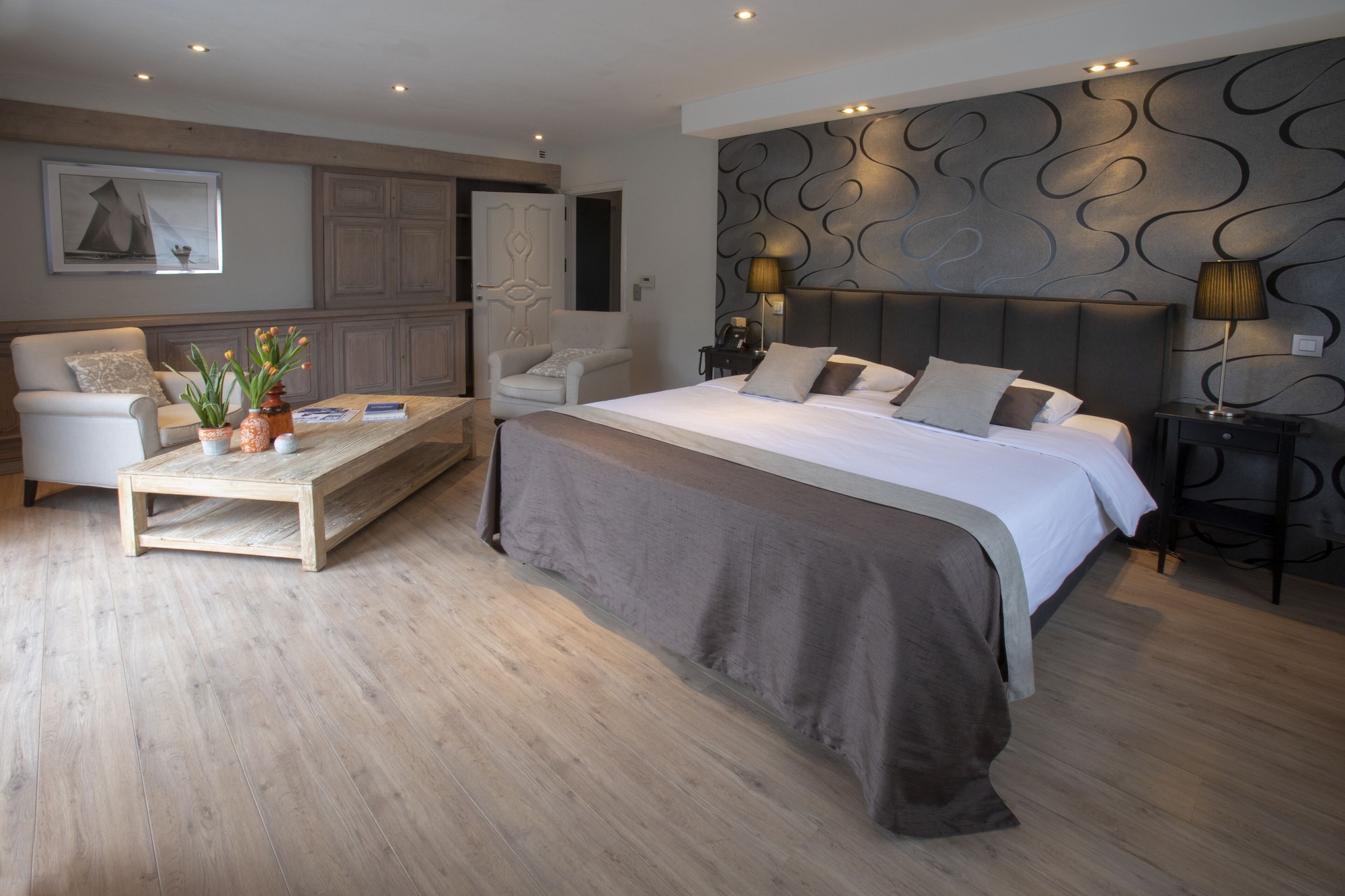 带阳台的小型套房