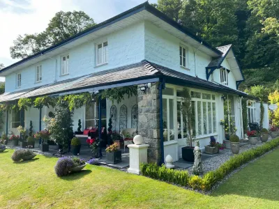Plas Tan-Yr-Allt Historic Country House & Estate Hotel a 