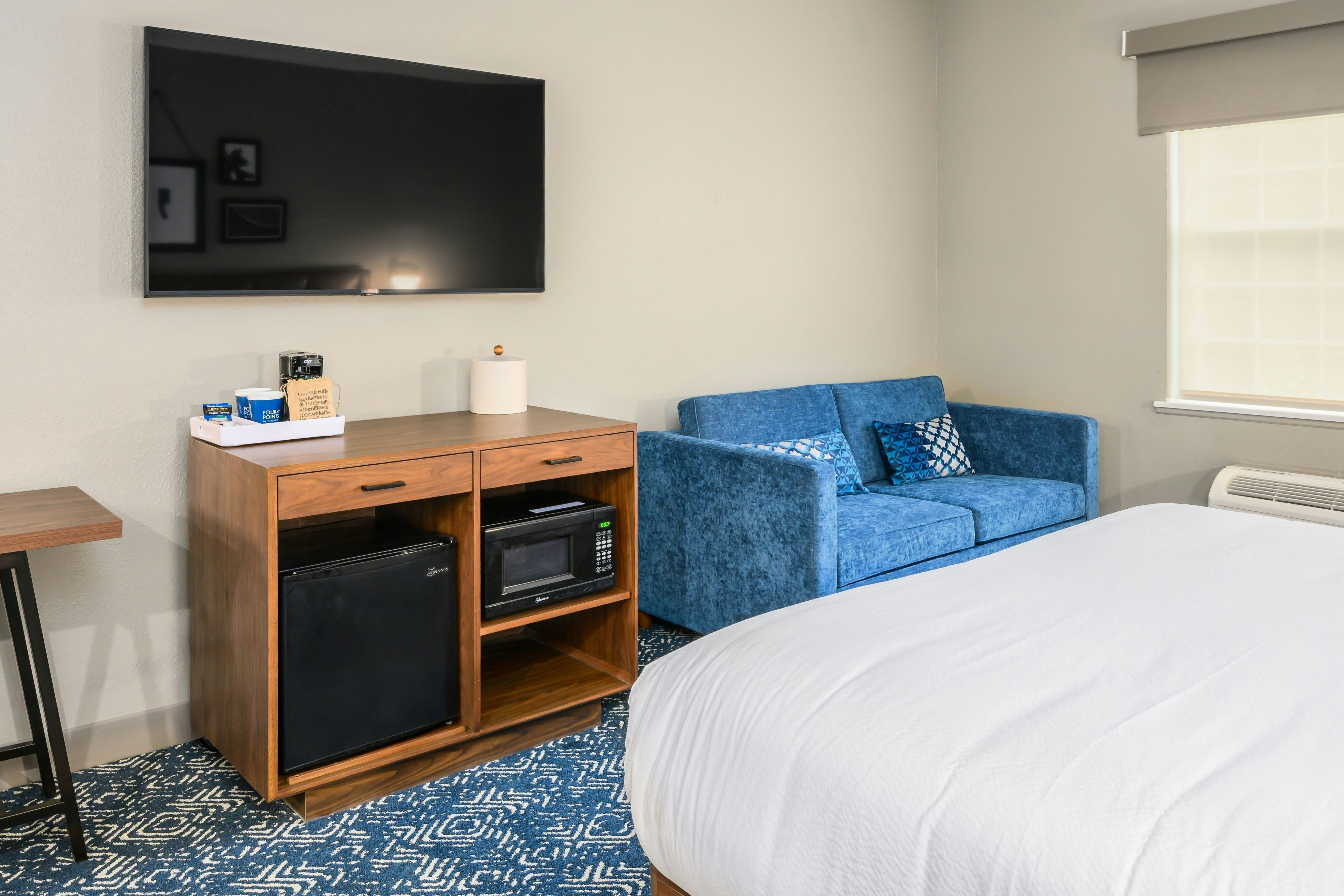 单间套房， 1张特大床， 带梳化床， 按摩浴缸