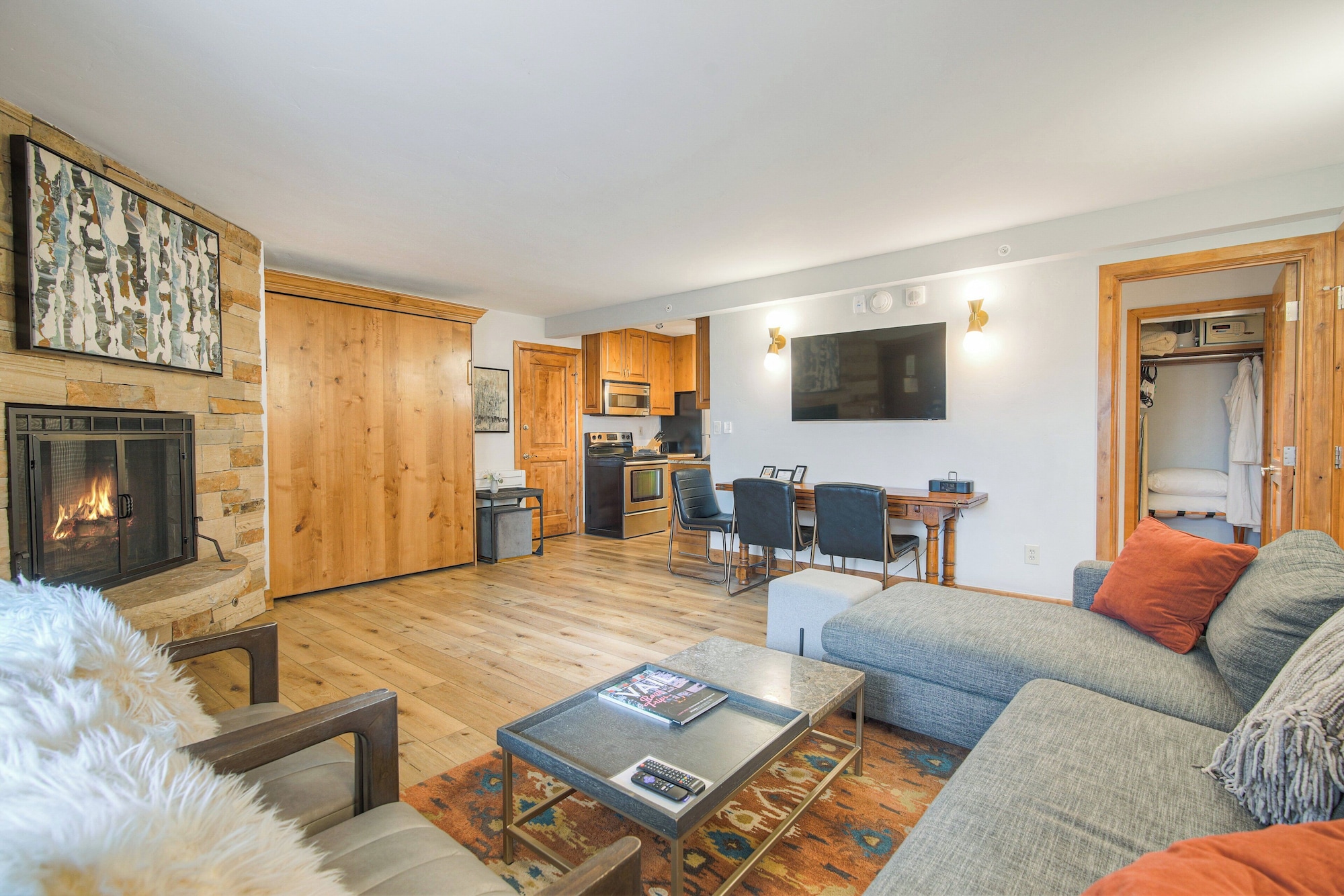 开间 （Lodge， with Murphy Bed）