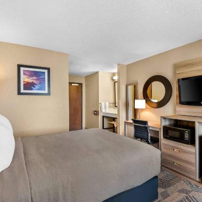 Standard Queen Room - Non-Smoking Super 8 by Wyndham Fairfield Promo Code