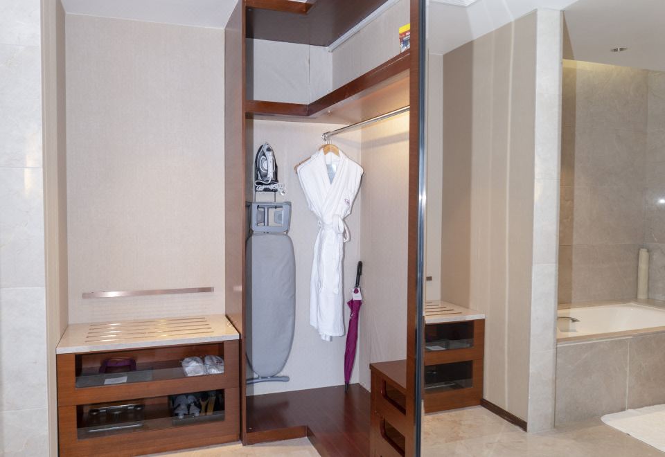 Crowne Plaza Wuxi Taihu King 1 Bdrm STE Living Area City View