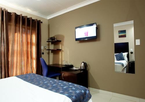 Rekky Signature Guesthouse Queen Room with Pool View