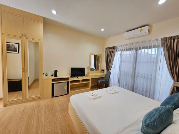 ห้องดีลักซ์ เตียงใหญ่ 1 เตียง