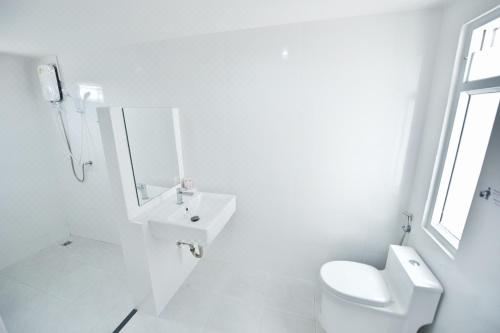 merry house Bangsaen Three-Bedroom Holiday Home With Pool Access