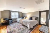 Charming Retro & Stylishly Updated Mid-Century Apartment Retreat Near Downtown
