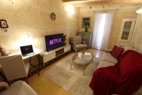 Birgu Square Townhouse, Rooftop & 3 Bathrooms Two-Bedroom House