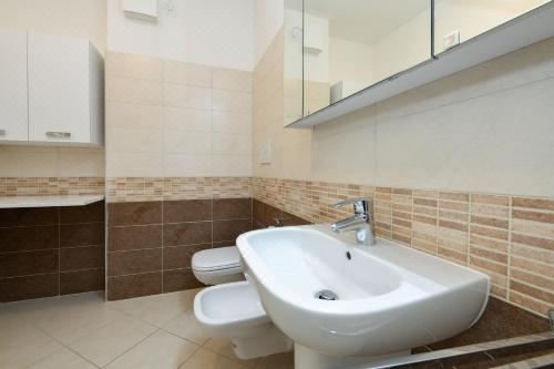 带一张大床的一卧室阁楼公寓