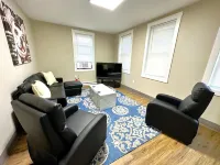 Cozy Walk up King Bed Fast WiFi Hotels in 