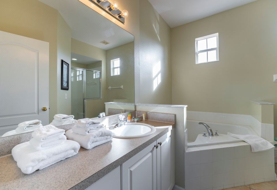 门禁社区绿洲带泳池和水疗-精致家庭休闲