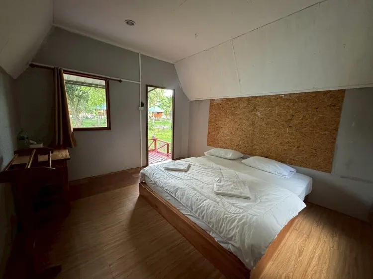 ห้องคลาสสิก เตียงคิงไซส์ 1 เตียง มีเครื่องปรับอากาศ วิวคลอง