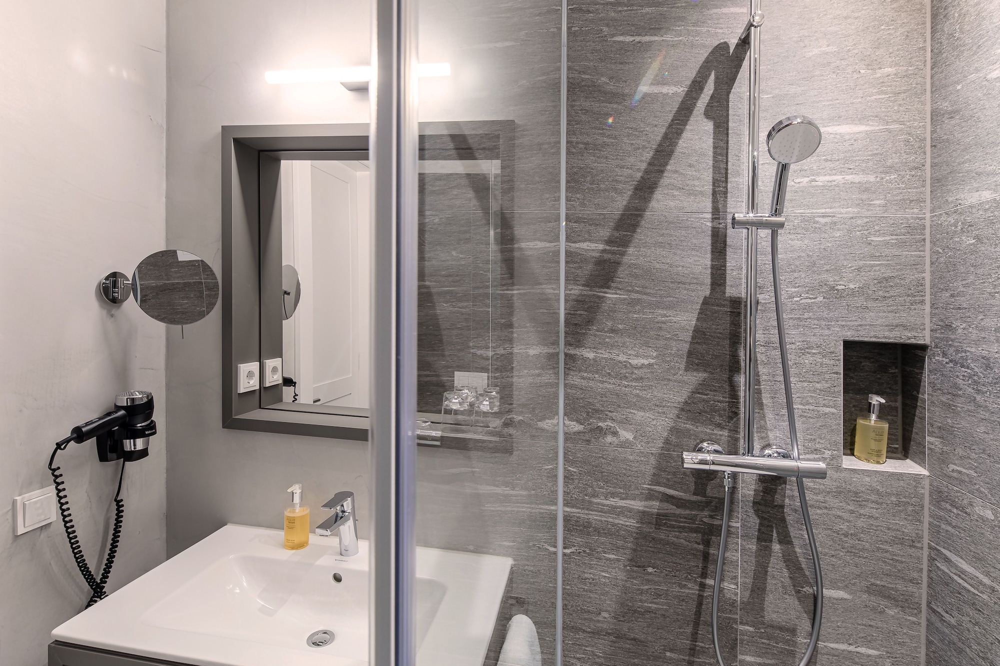 高級雙人房， 1 張特大床， 陽臺， 山景