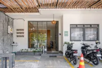 Mono Coliving Ngagel, Surabaya Отели в г. 