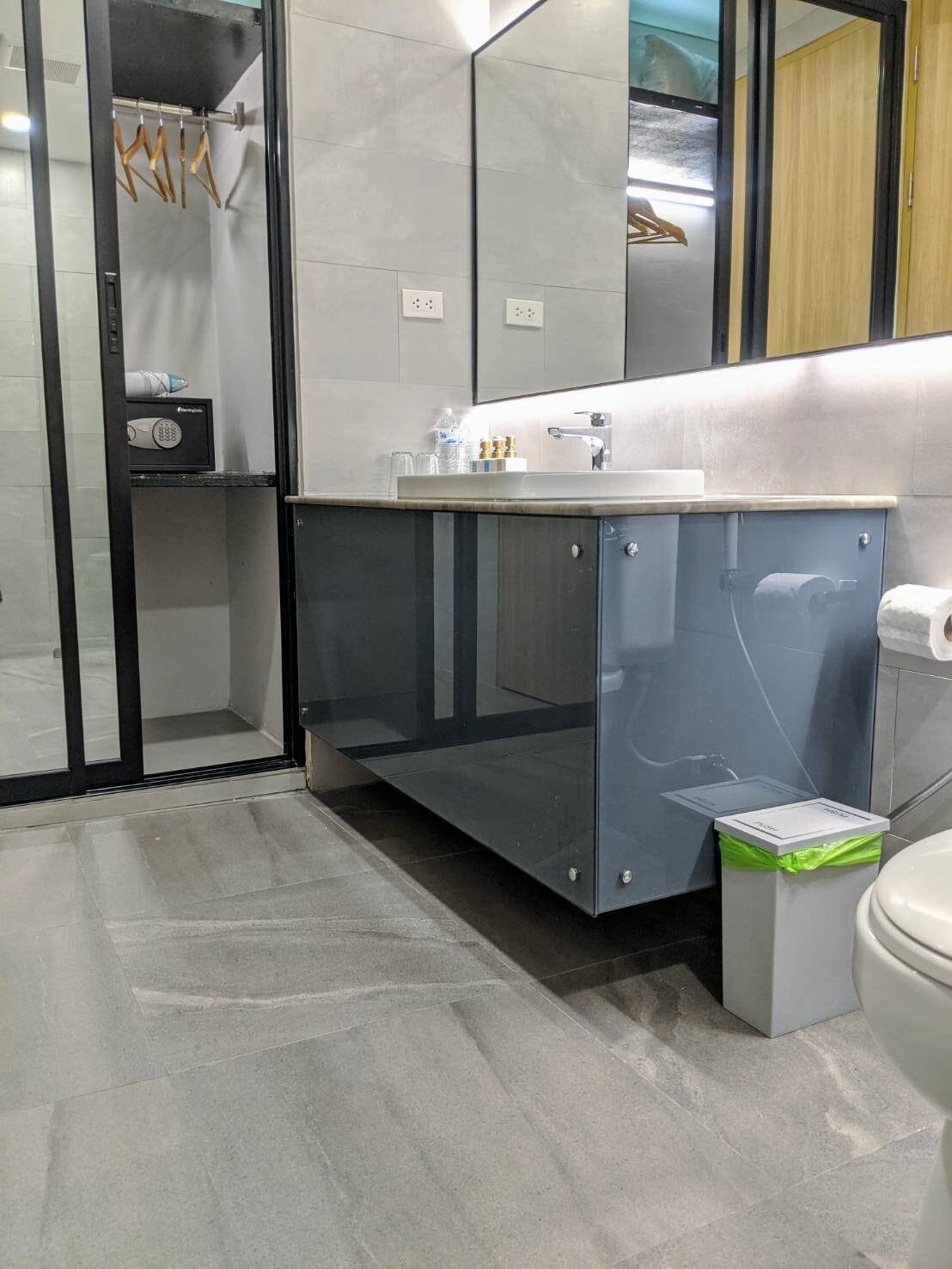 带阳台和海景的豪华双人房