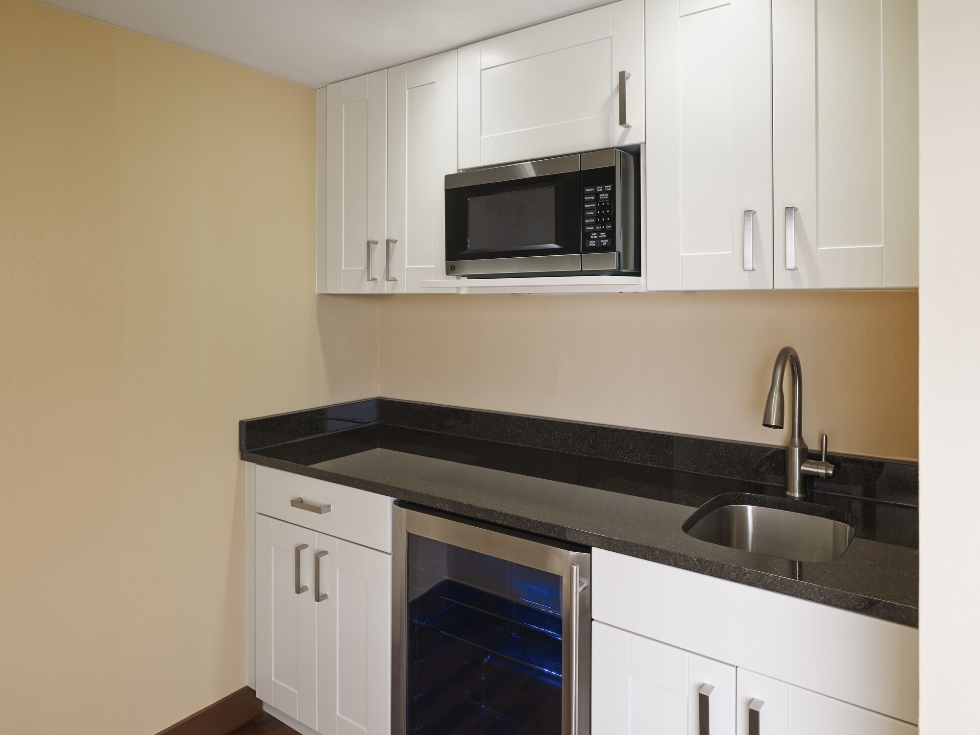 套房， 1张特大床， 城市景观， 转角房， 按摩浴缸