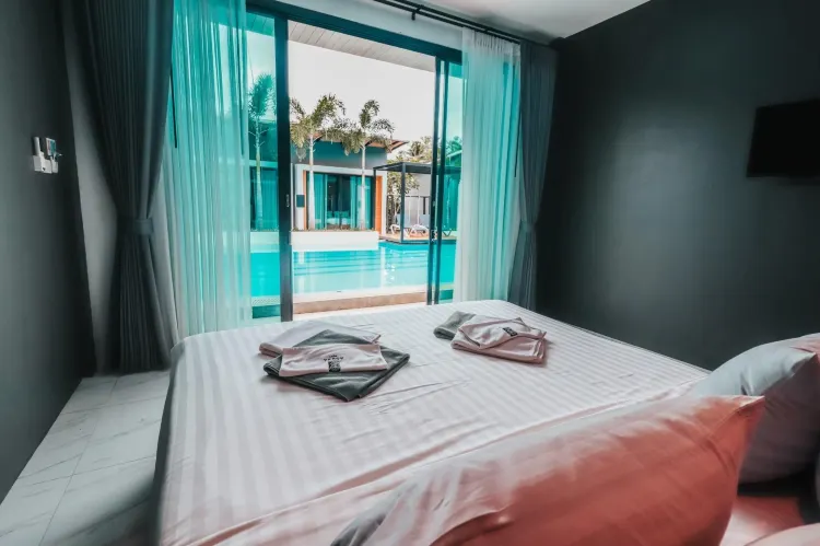 King Room With Pool View-Non-Smoking