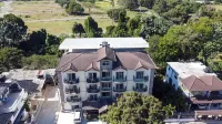 Come to enjoy this fully renovaded 3-bedroom apartment full of amenities. Hotele w: 
