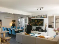 Modern room Sea View in villa with private pool Hotele w: Oroklini