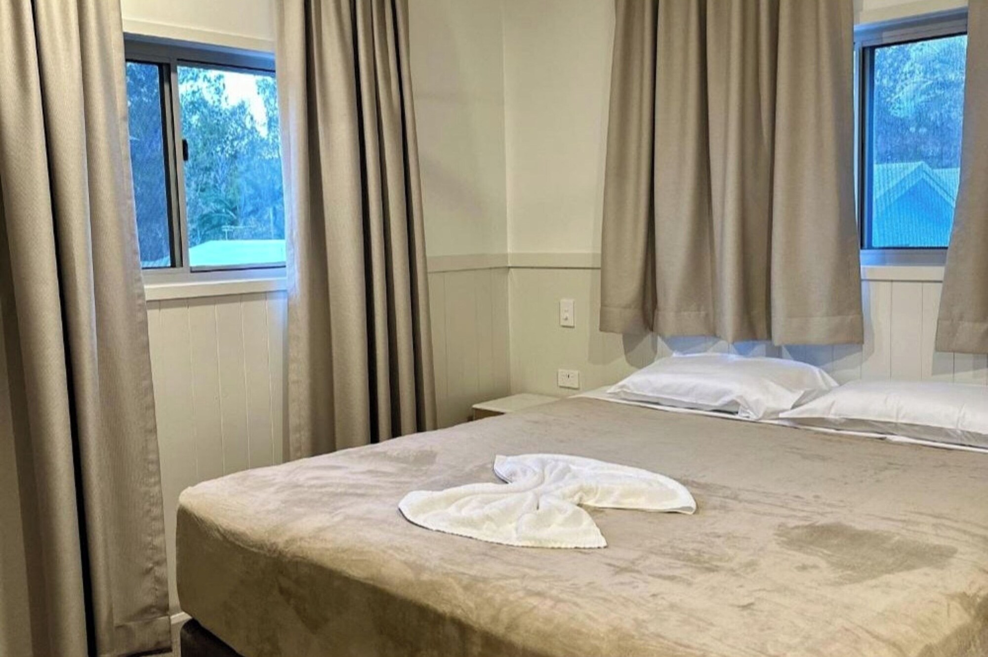 豪华两卧室池畔小屋-S6