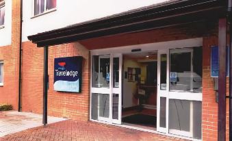 "the exterior of a building with a sign that reads "" travelodge "" prominently displayed on the front" at Travelodge Porthmadog