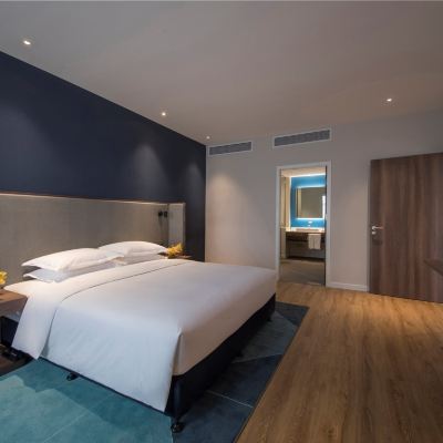 單臥套房（大床+額外起居區） 廈門臨港智選假日飯店（高崎機場店）優惠