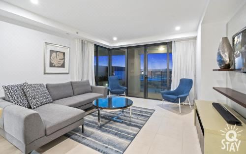 带小型泳池的两卧室房