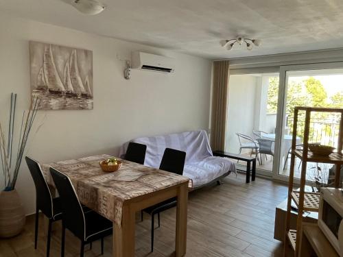 两卧室公寓 - 带露台