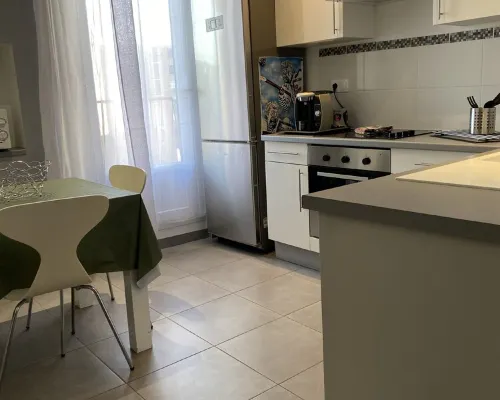 Superbe Appartement Centre Ville Avec vue sur la Mer. Lit et Chaise Haute Bébé فنادق في سيت