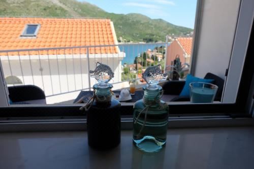 带阳台和海景的豪华双人房