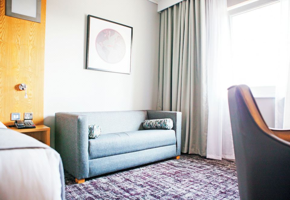 行政一臥室特大床間